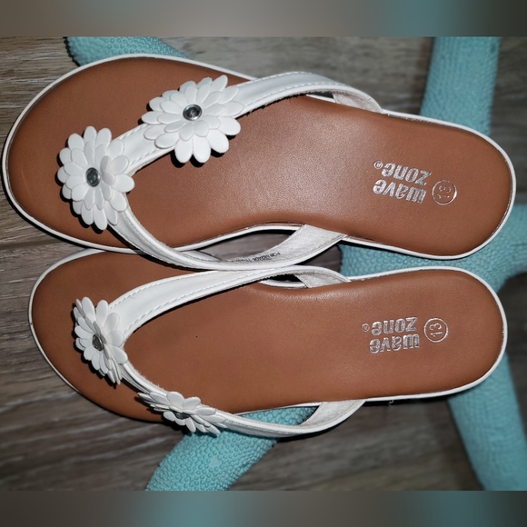 🇺🇲Girls Wave Zone faux leather white strap between toe bling sandal Sz 13 - Picture 5 of 6